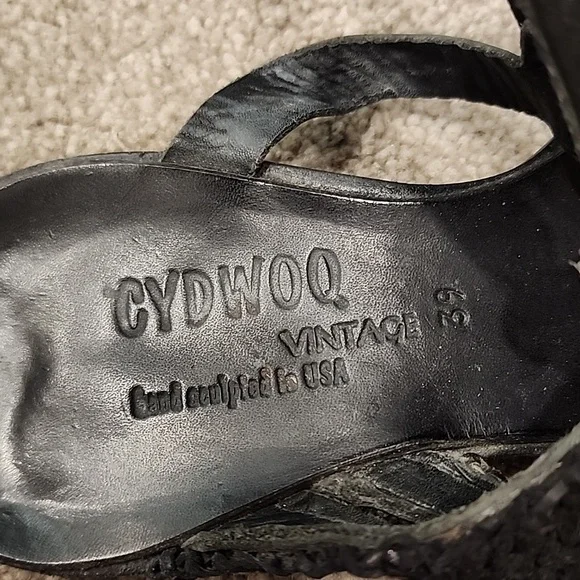 Black Minimalist Thong Sandals - Picture 3 of 4